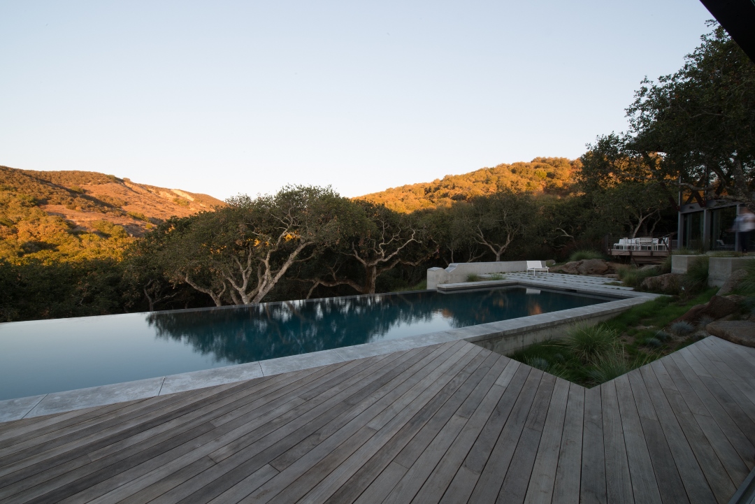 The wood deck seems to float above the natural terrain which appears to be undisturbed even after the complicated construction.